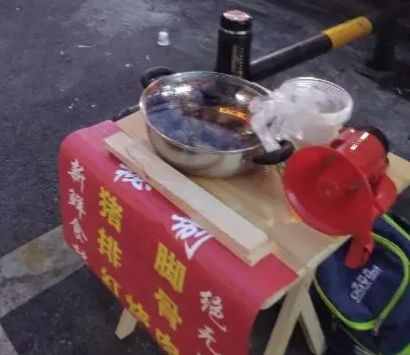 中年大叔夜市摆摊实录：一生有一位真心朋友足矣