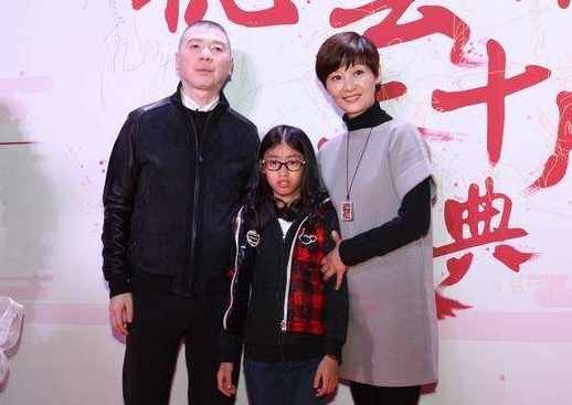 冯小刚徐帆带两女儿聚餐，大女儿长相酷似爸爸，养女颜值身材俱佳