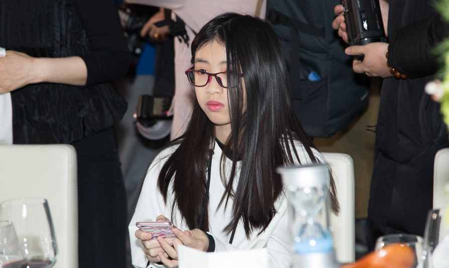 冯小刚徐帆带两女儿聚餐，大女儿长相酷似爸爸，养女颜值身材俱佳