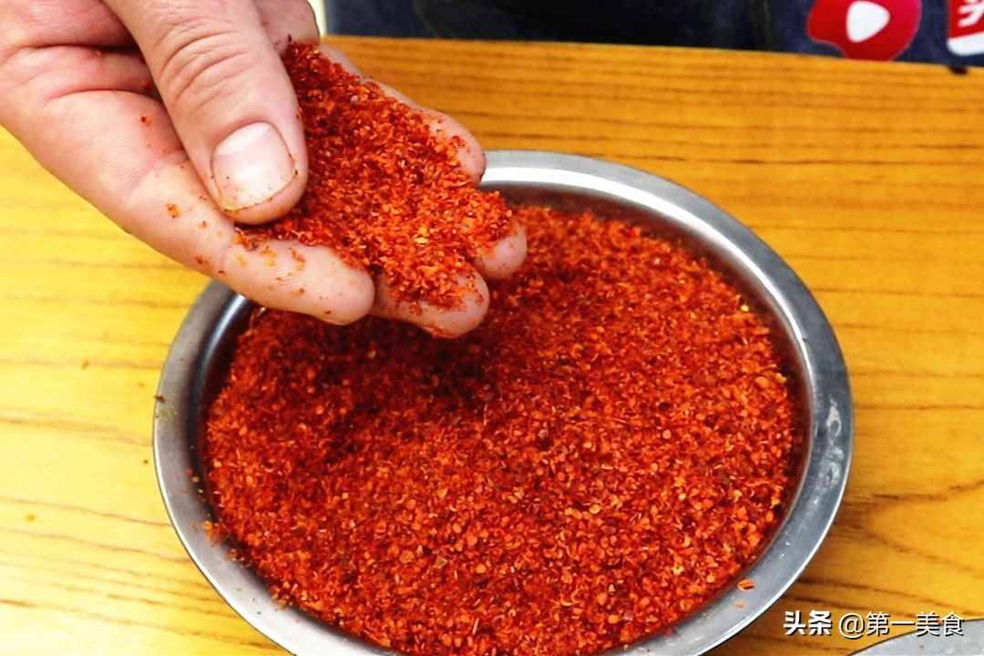 饭店辣椒油为什么那么香？原来诀窍恁简单，炸出来又香又辣还不糊