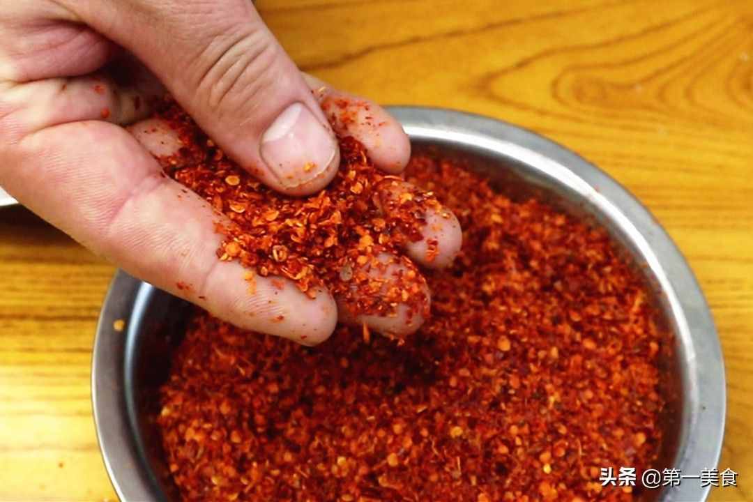 饭店辣椒油为什么那么香？原来诀窍恁简单，炸出来又香又辣还不糊