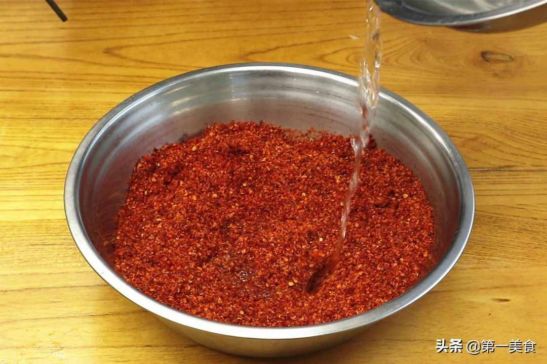 饭店辣椒油为什么那么香？原来诀窍恁简单，炸出来又香又辣还不糊