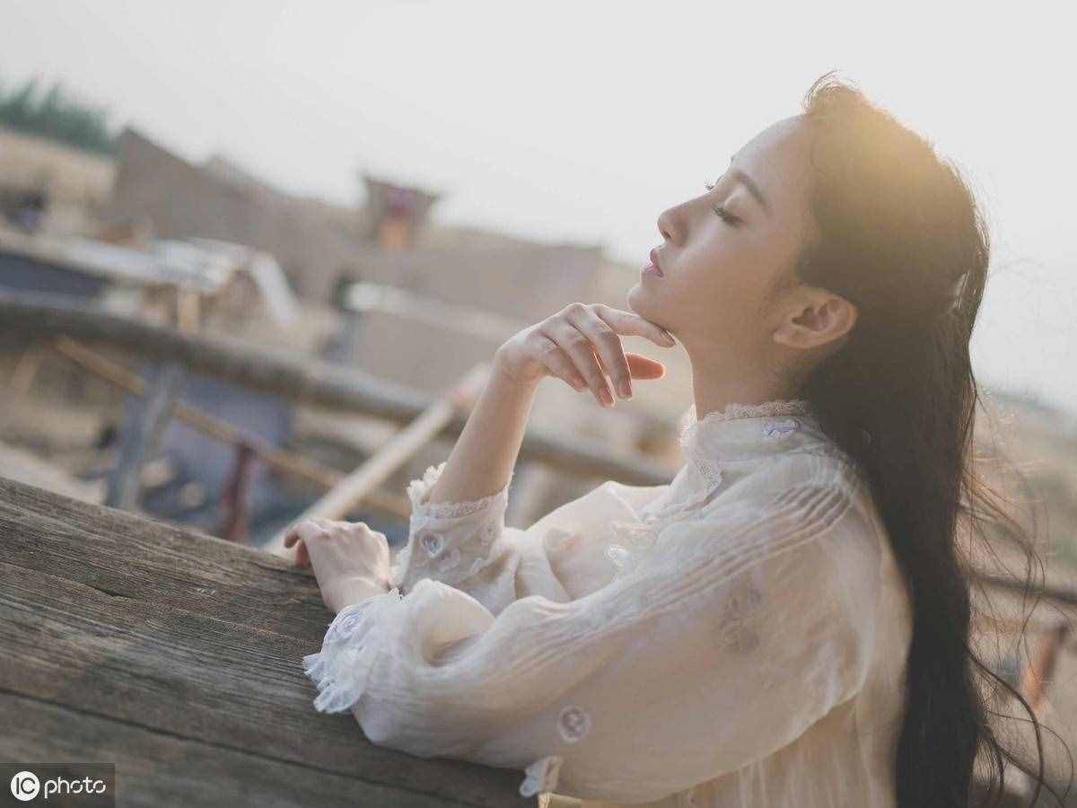 美文《执笔流年，笑看红尘》，文字精短，意义深长，值得一读！
