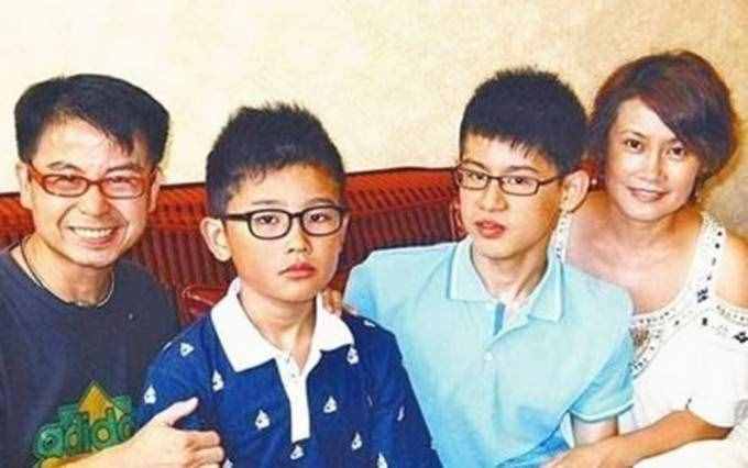 黄一山夫妻罕见同框秀恩爱，庆祝结婚25周年，妻子美貌出众气质好
