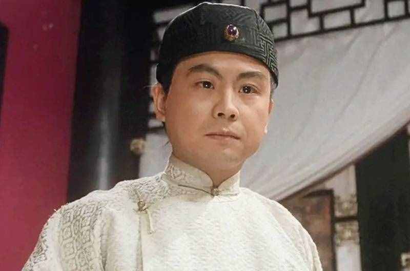 黄一山夫妻罕见同框秀恩爱，庆祝结婚25周年，妻子美貌出众气质好