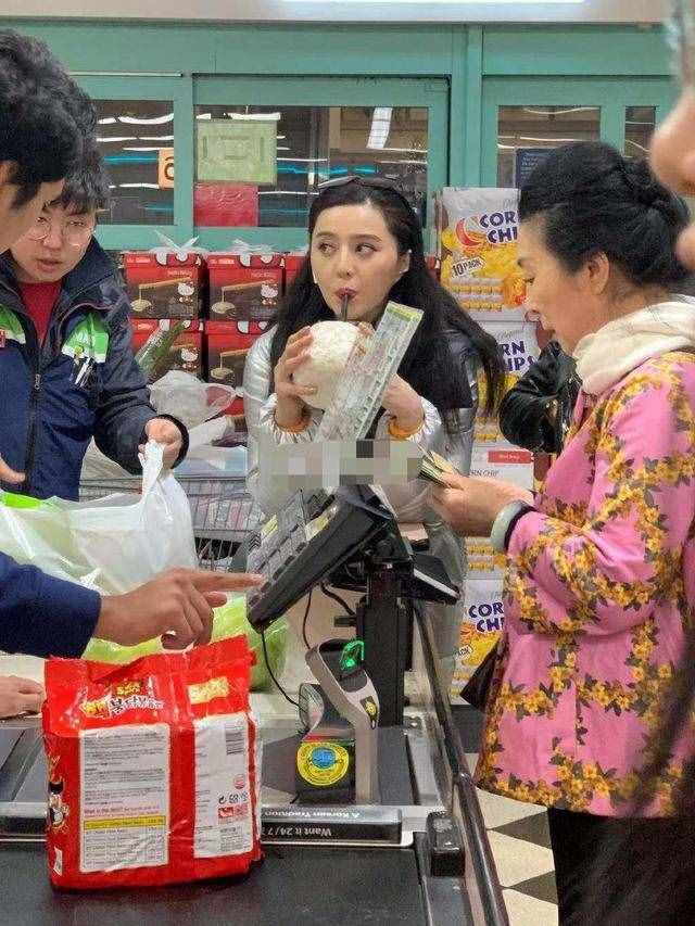 范冰冰现身纽约街头，复出在望心情好，不顾身体发福展吃货本色