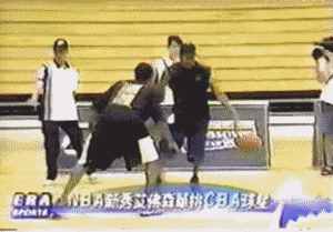 艾弗森妖娆的单手花式运球，这些街球动作你能做到？