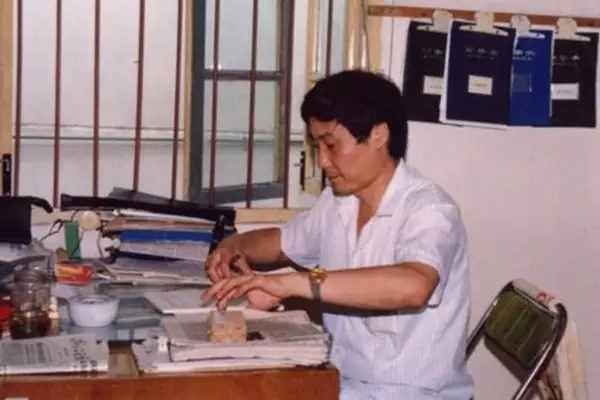 帝国斜阳：宗庆后与娃哈哈的时代挑战