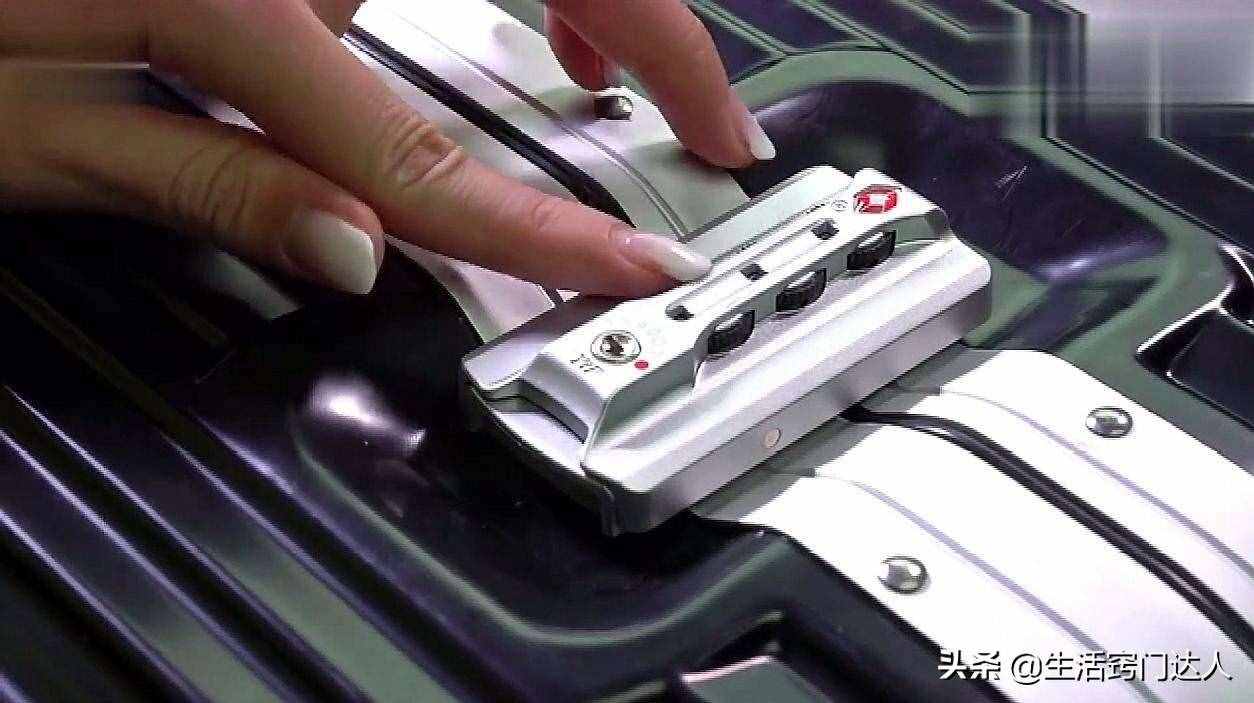 行李箱打不开别着急,找到3个“缺口”,30秒就能破解开,学学吧