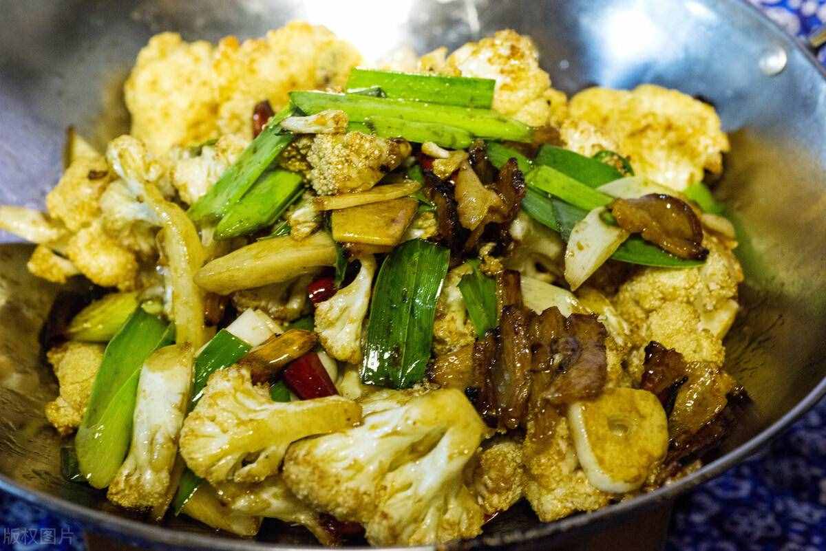 家常炒花菜,直接炒还是先焯水?大厨教你一招,出锅后又香又脆