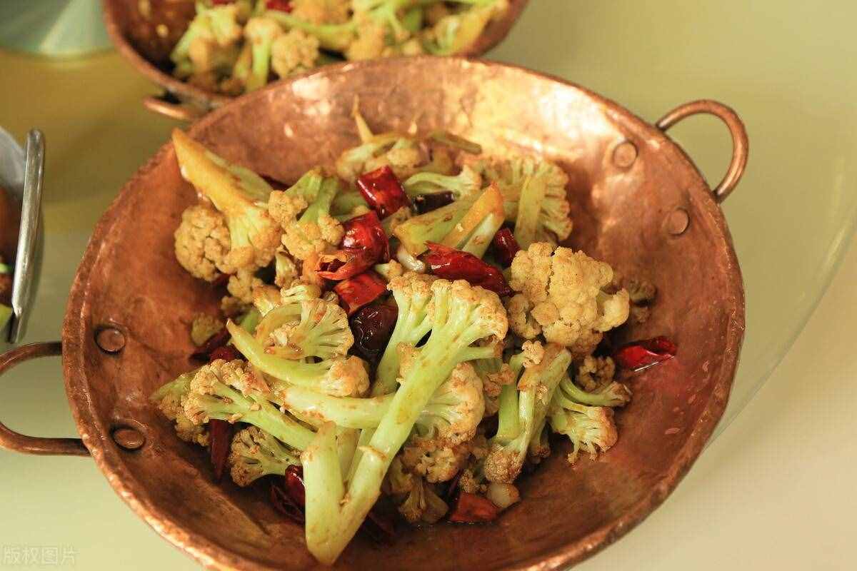 家常炒花菜,直接炒还是先焯水?大厨教你一招,出锅后又香又脆