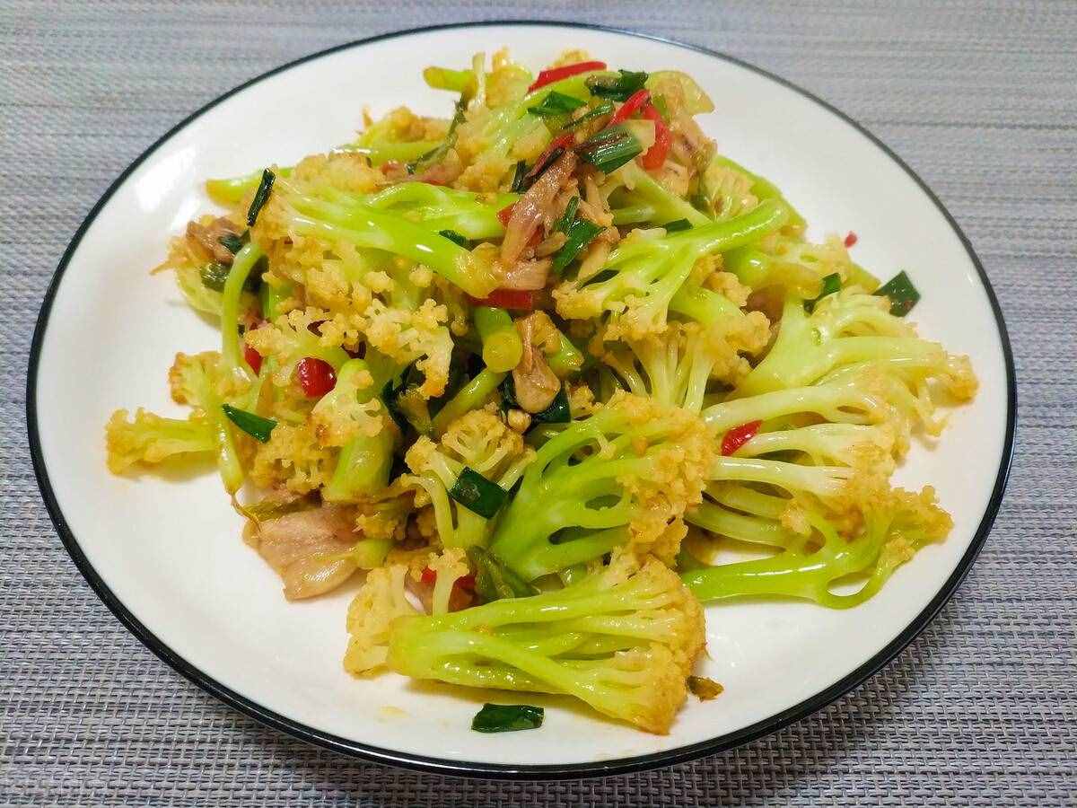 家常炒花菜,直接炒还是先焯水?大厨教你一招,出锅后又香又脆