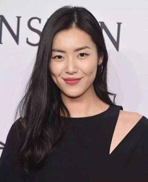 妆容的灵魂口红，雅诗兰黛值得尝试，色号繁多突出你的美
