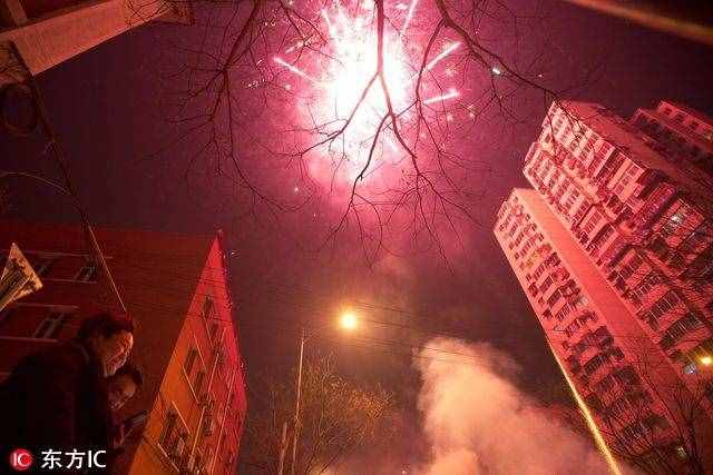 各地除夕夜燃放绚烂烟花 火树银花喜迎生肖鸡年到来
