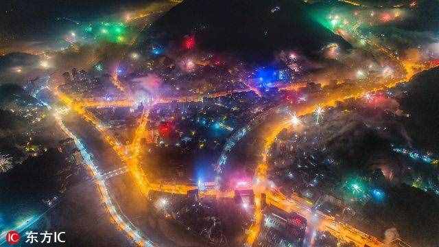 各地除夕夜燃放绚烂烟花 火树银花喜迎生肖鸡年到来