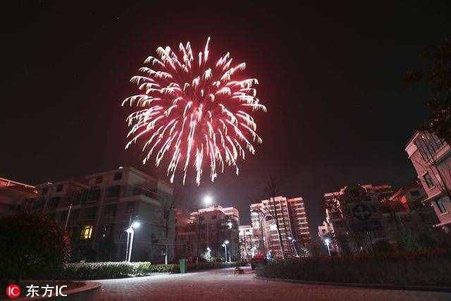 各地除夕夜燃放绚烂烟花 火树银花喜迎生肖鸡年到来