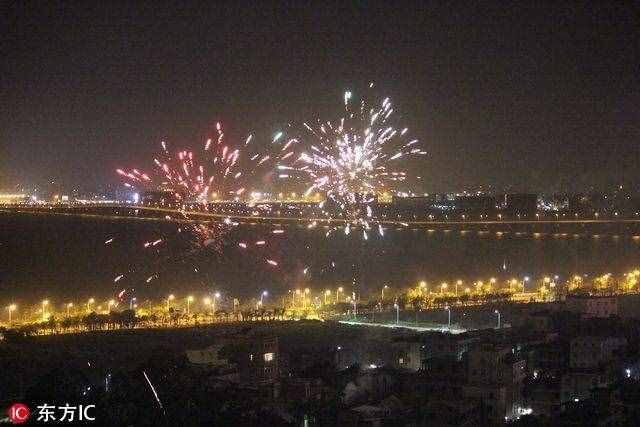 各地除夕夜燃放绚烂烟花 火树银花喜迎生肖鸡年到来