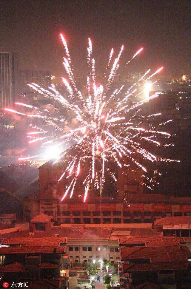 各地除夕夜燃放绚烂烟花 火树银花喜迎生肖鸡年到来