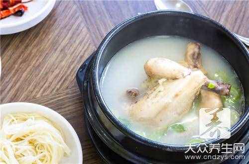 给产妇炖鸡汤的做法步骤是什么？
