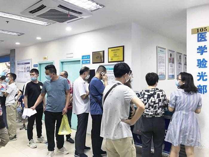 中医针灸能治疗青少年近视吗？专家辟谣：骗人忽悠的！近视不可逆