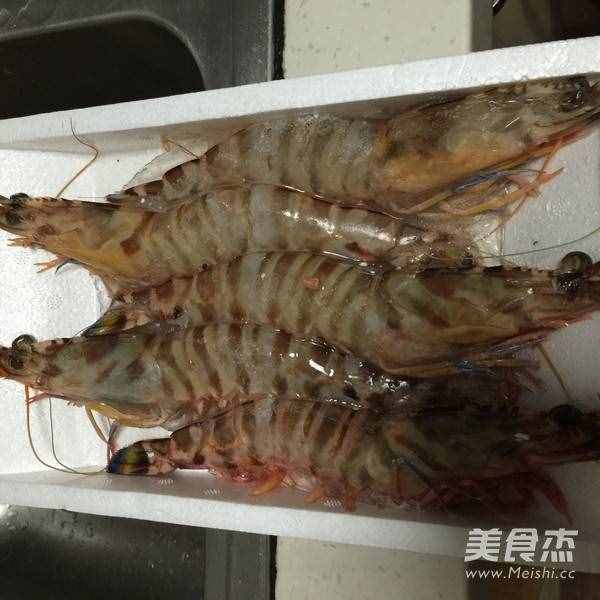 蒜蓉粉丝蒸大明虾的步骤