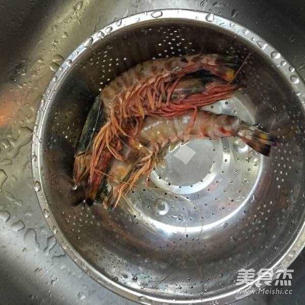 蒜蓉粉丝蒸大明虾的步骤