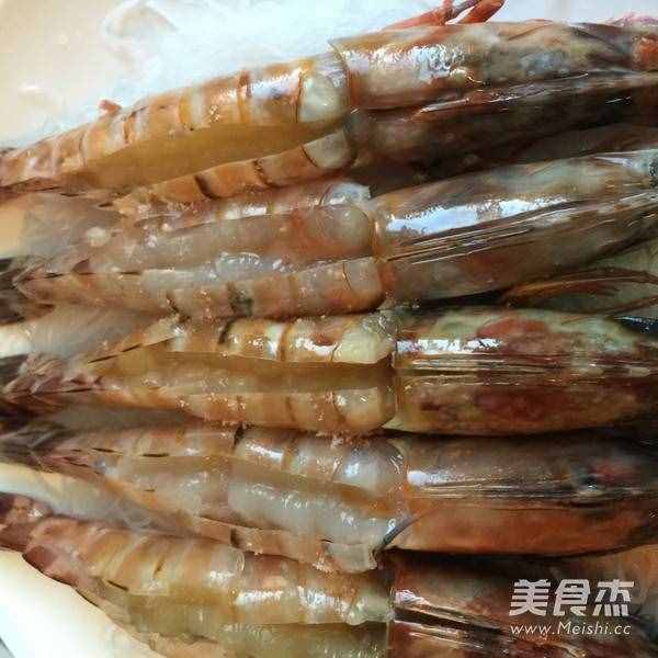 蒜蓉粉丝蒸大明虾的步骤