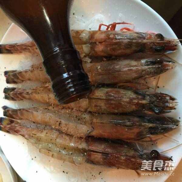 蒜蓉粉丝蒸大明虾的步骤