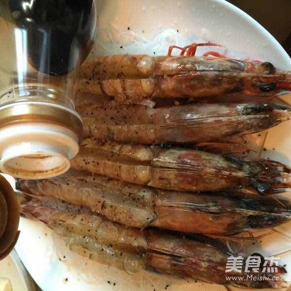 蒜蓉粉丝蒸大明虾的步骤
