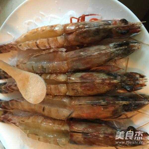 蒜蓉粉丝蒸大明虾的步骤