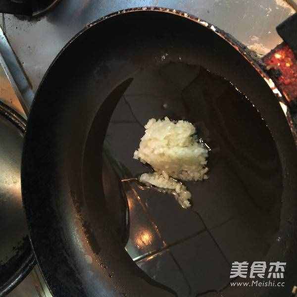 蒜蓉粉丝蒸大明虾的步骤