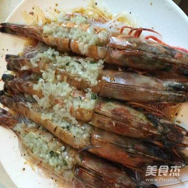蒜蓉粉丝蒸大明虾的步骤