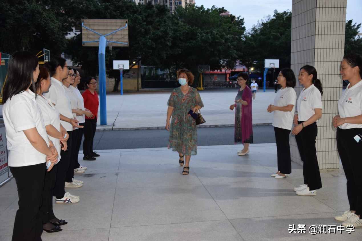 澜石中学开展八年级家委会换届大会暨与金丝结家长学校签约仪式