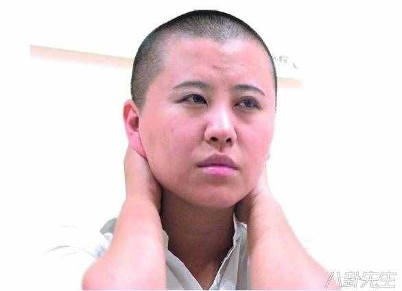 这些超女出道后都整容了？今昔对比明显，背后是她们想红的无奈