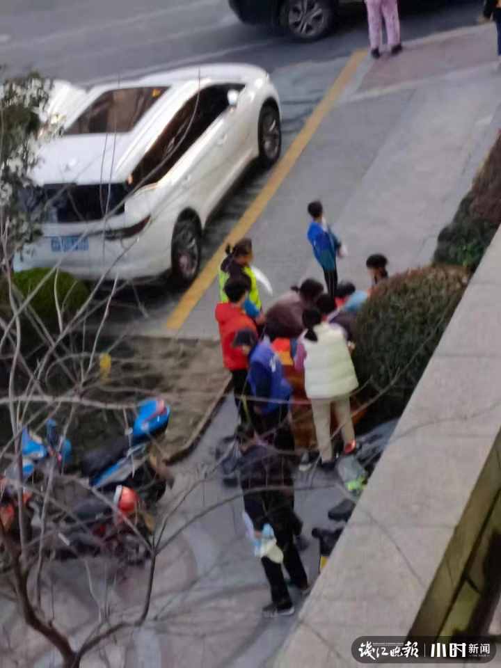 “要生了！”杭州一产妇小区人行道上临盆，接下来一幕太感人