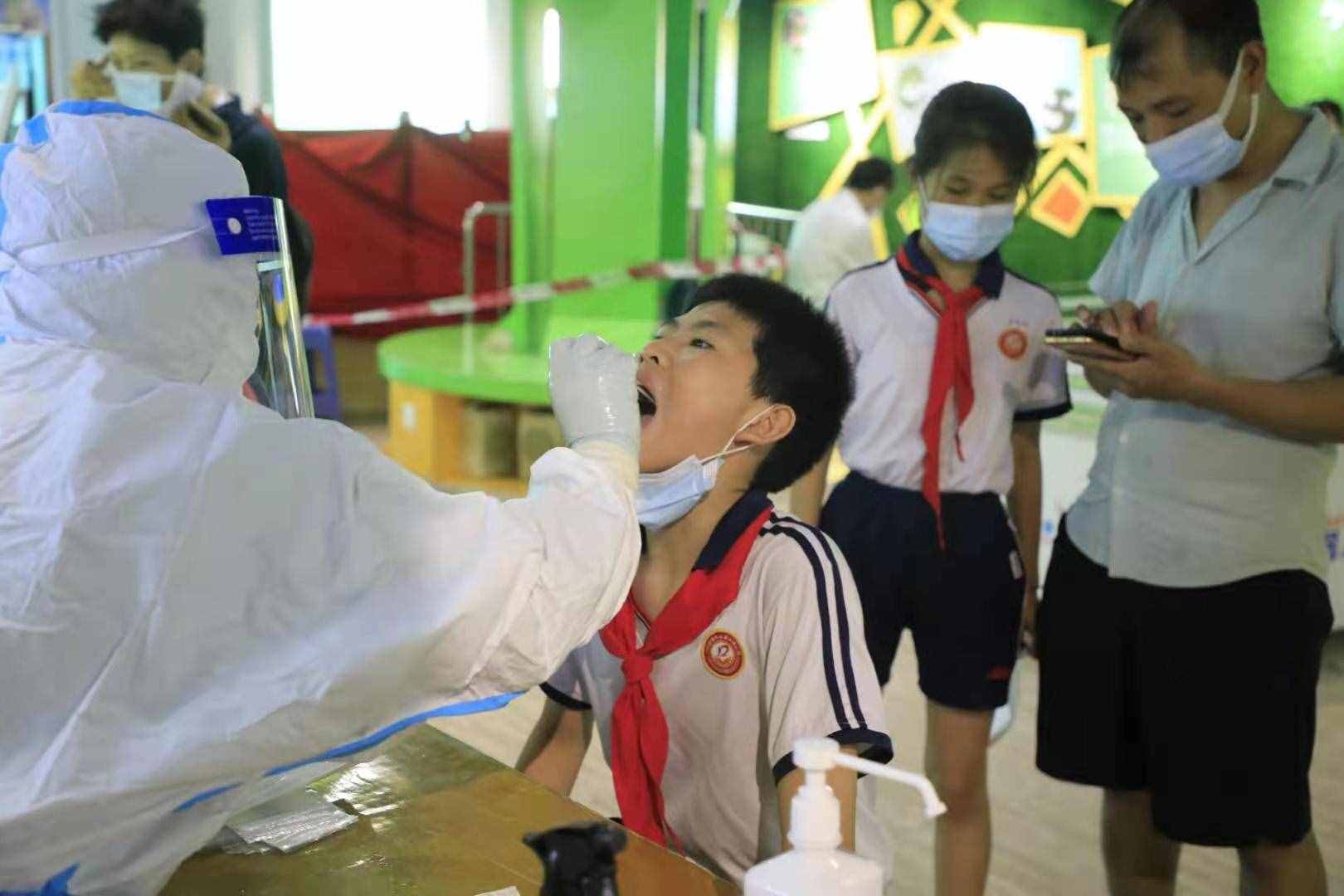 海珠区少年宫采样点：空调下做核酸 5分钟完成登记轮候采样全程