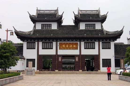 上海一1500年历史古镇，素有“吴越名镇”之称，江南四大名镇之一