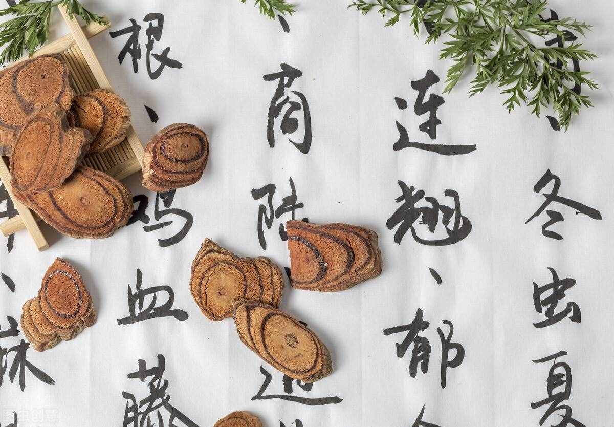 红如鸡血的鸡血藤，能活血养血，可治血液病、妇科病等10多种病