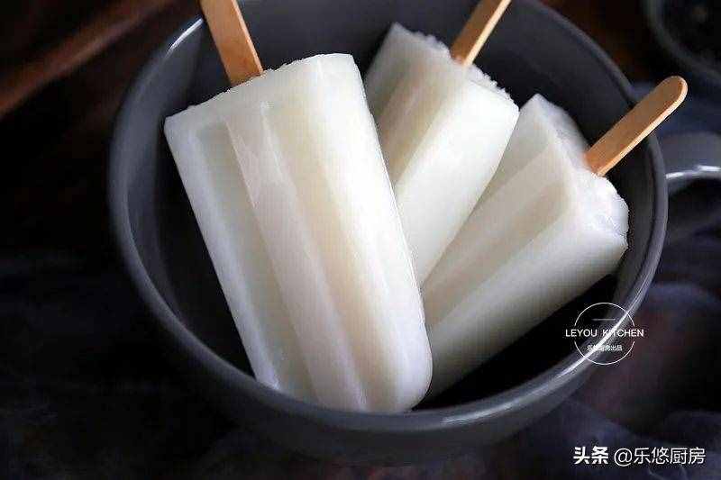 小时候常吃的老冰棍，在家做很简单，用牛奶、糖、糯米粉就可以做