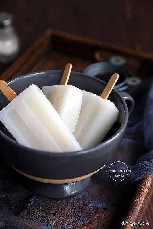 小时候常吃的老冰棍，在家做很简单，用牛奶、糖、糯米粉就可以做