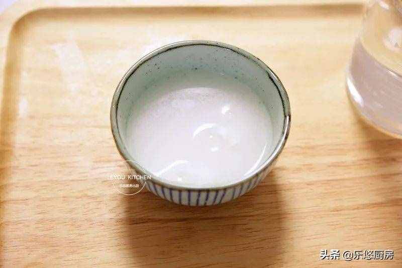 小时候常吃的老冰棍，在家做很简单，用牛奶、糖、糯米粉就可以做