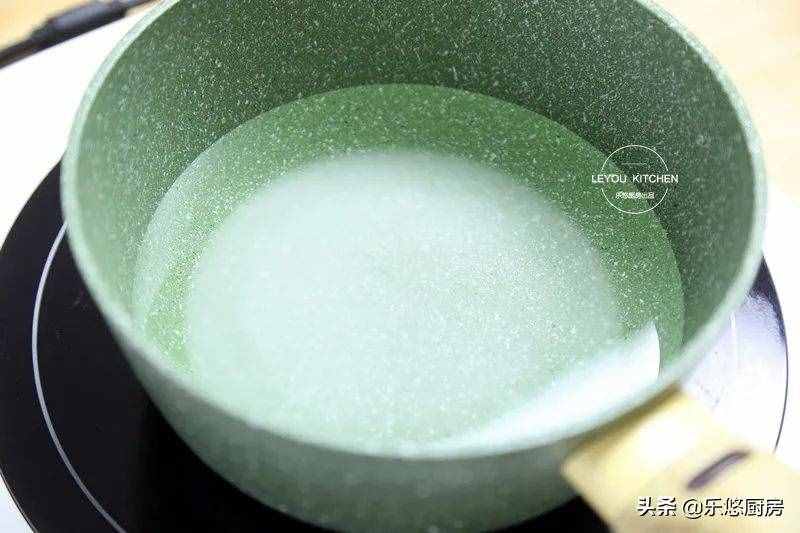 小时候常吃的老冰棍，在家做很简单，用牛奶、糖、糯米粉就可以做