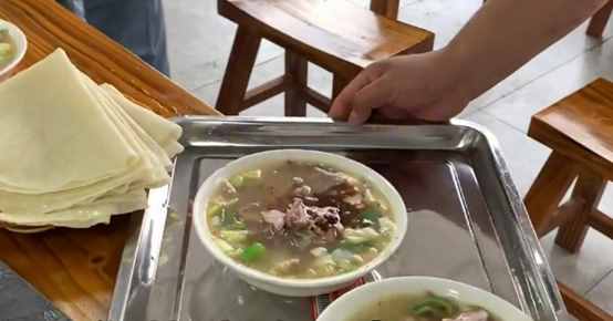 安徽县城大爷卖牛肉汤，一碗40元牛肉分量多，一天能卖一万碗？