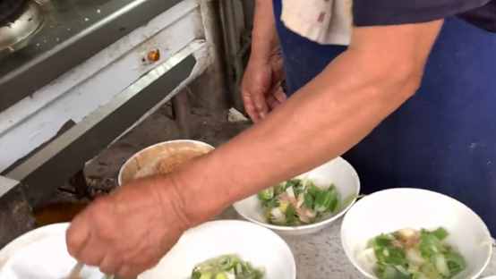 安徽县城大爷卖牛肉汤，一碗40元牛肉分量多，一天能卖一万碗？
