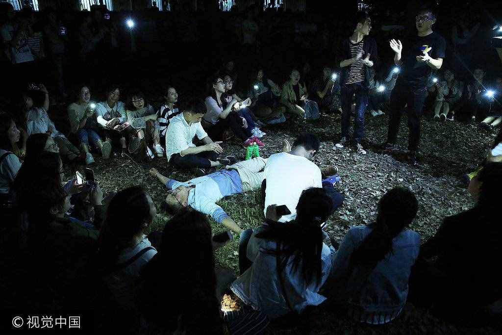 安徽安庆152名女生摆心形持手机照明 向8名男生毕业告白