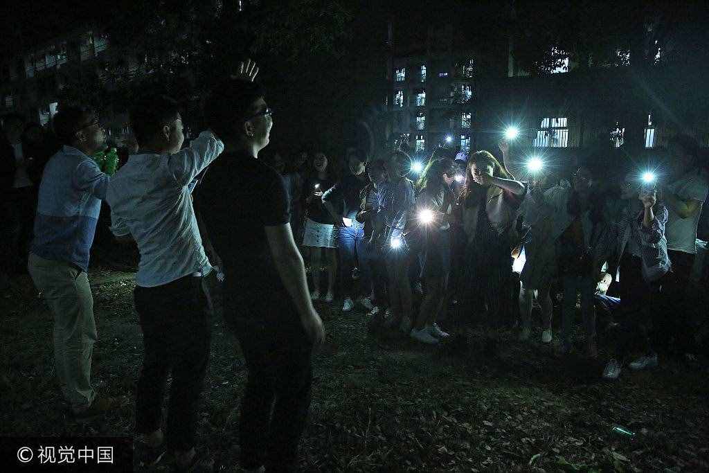 安徽安庆152名女生摆心形持手机照明 向8名男生毕业告白