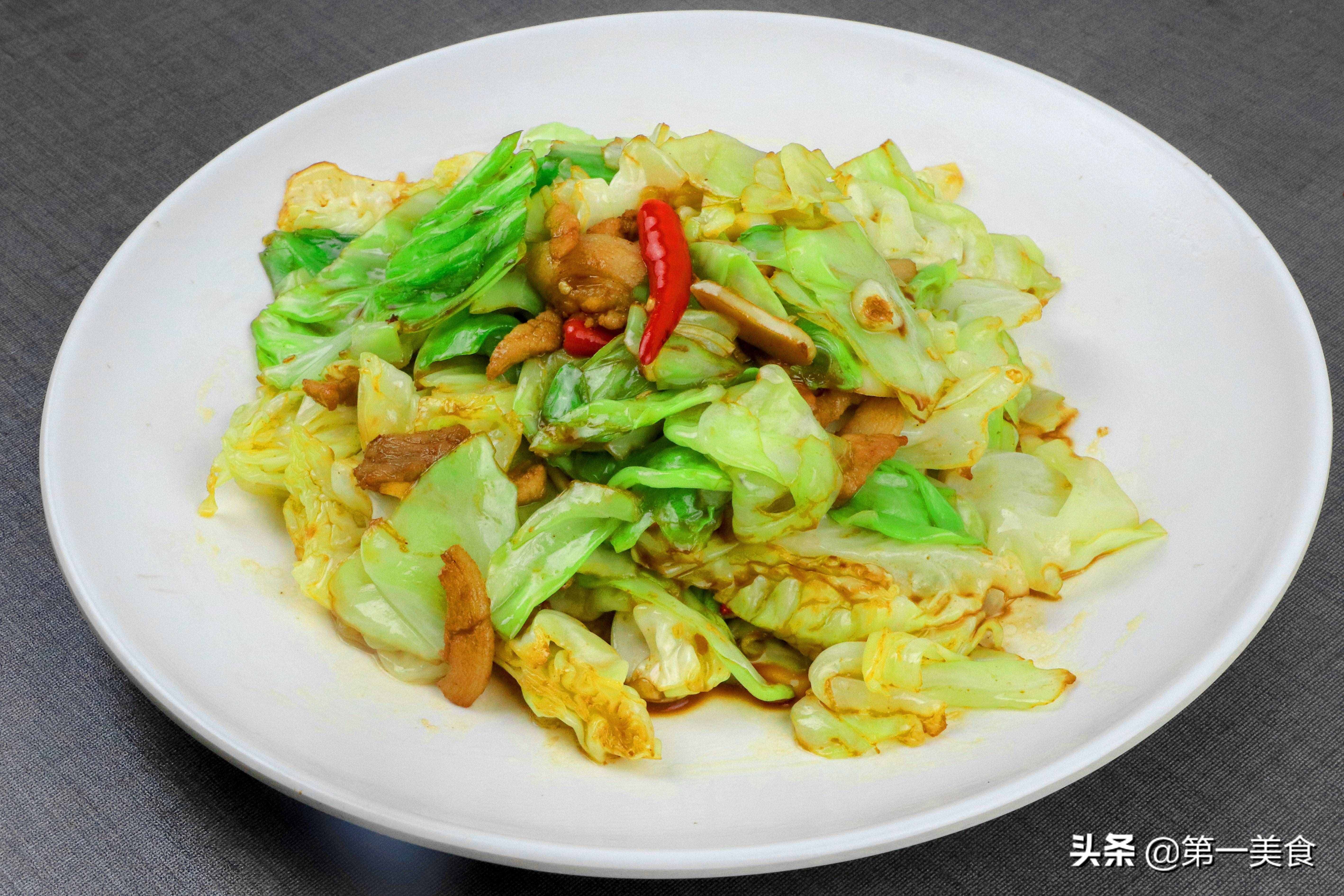 炒包菜时，有人焯水有人直接炒，都不对，这才是正确做法，太香了