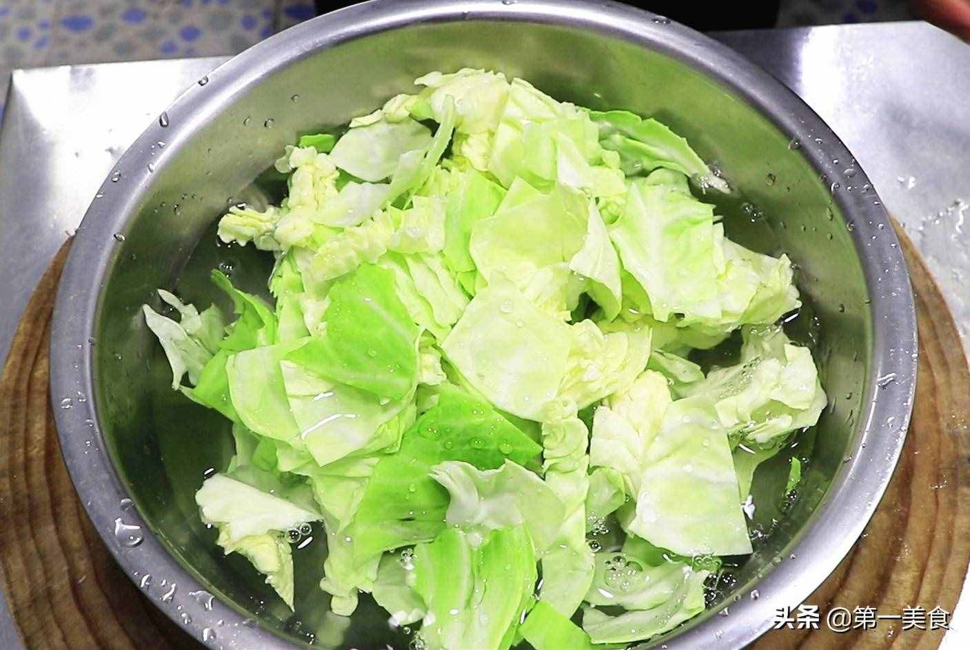 炒包菜时，有人焯水有人直接炒，都不对，这才是正确做法，太香了