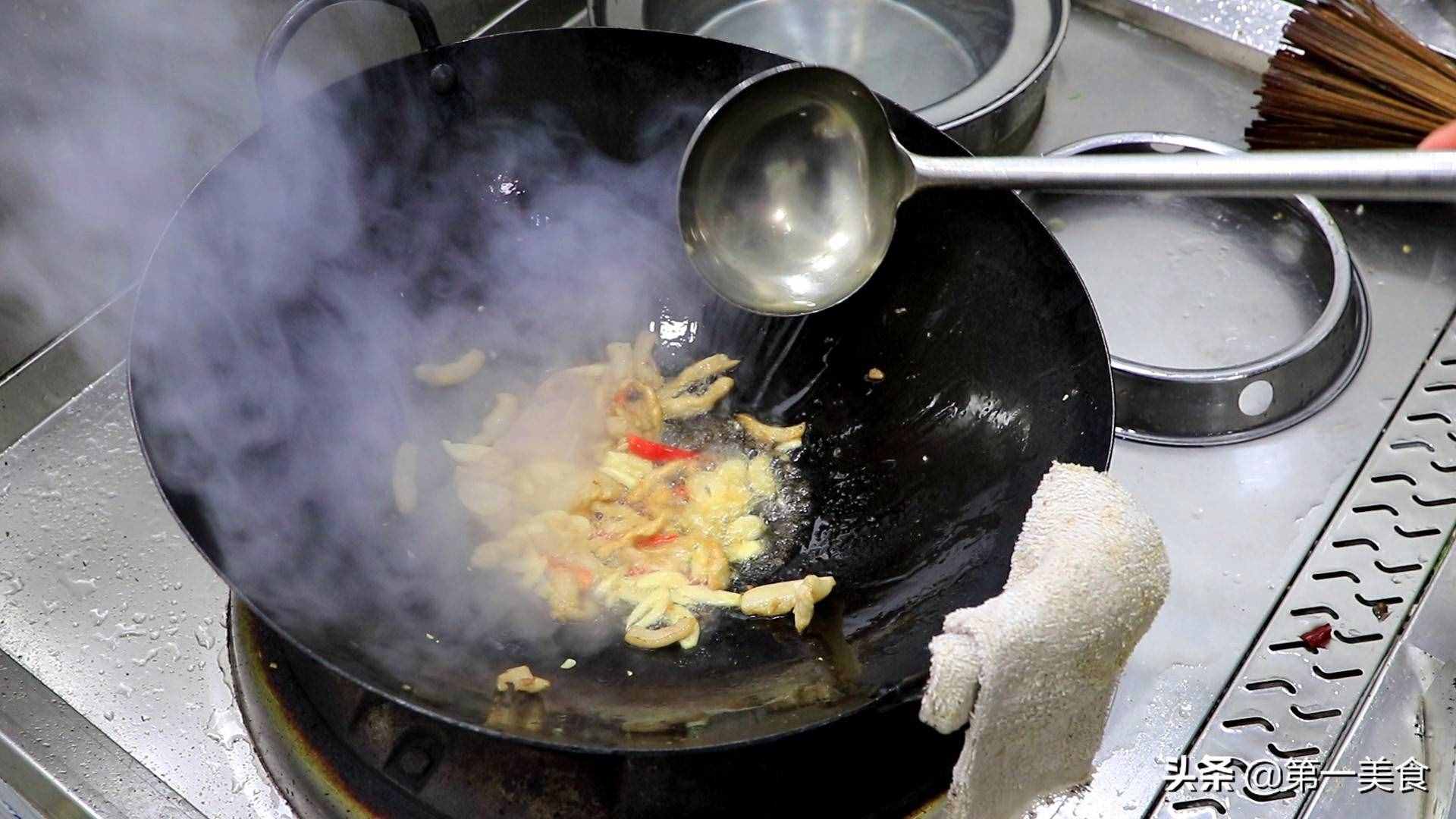炒包菜时，有人焯水有人直接炒，都不对，这才是正确做法，太香了