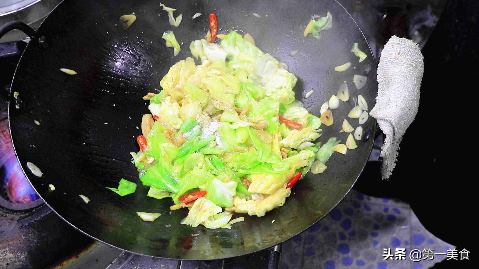炒包菜时，有人焯水有人直接炒，都不对，这才是正确做法，太香了